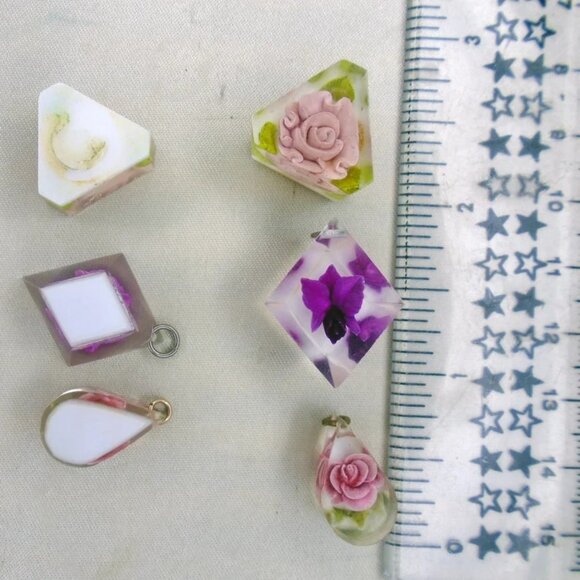 Vintage Reverse Carved Painted Lucite Flower Pieces, 6 Piece Lot, Jewelry Making - Picture 5 of 11